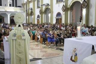 Missa lotou paróquia de São José no centro de Campo Grande. (Foto: Marcos Ermínio) 