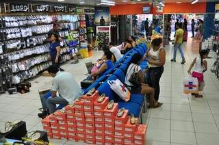 Lojistas ainda não têm uma estimativa, mas aguardam mês do 13º para impulsionar as vendas (Foto: Eliel Oliveira)