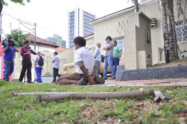 Morador de rua surta, quebra carro e taca barra de ferro em gestante no Centro