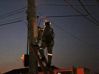 Equipe trabalhando no escuro após cabos de energia serem furtados em trecho da Orla Morena (Foto: Paulo Francis)