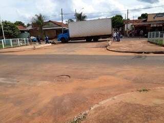 Motociclista morre depois de desrespeitar o Pare e colidir em caminh&atilde;o 