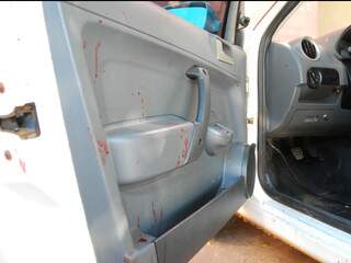 Vestígios de sangue encontrados na porta do veículo. (Foto: Rodrigo Pazinato)