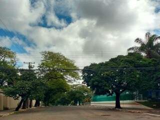Céu nublado na região central de Campo Grande nesta sexta-feira (Foto: Amanda Bogo)