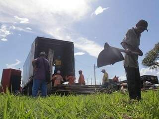 Trabalhadores temporários fazem limpeza de terreno em Campo Grande (Foto: Arquivo)