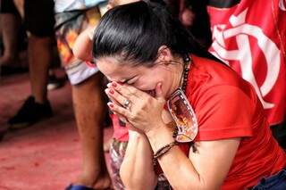 Com as mãos no rosto, torcedora do flamengo chora a derrota (Foto: Henrique Kawaminami)