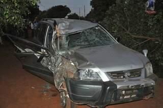 Carro ficou destruído após colidir contra árvore. (Foto: Pedro Juan News)