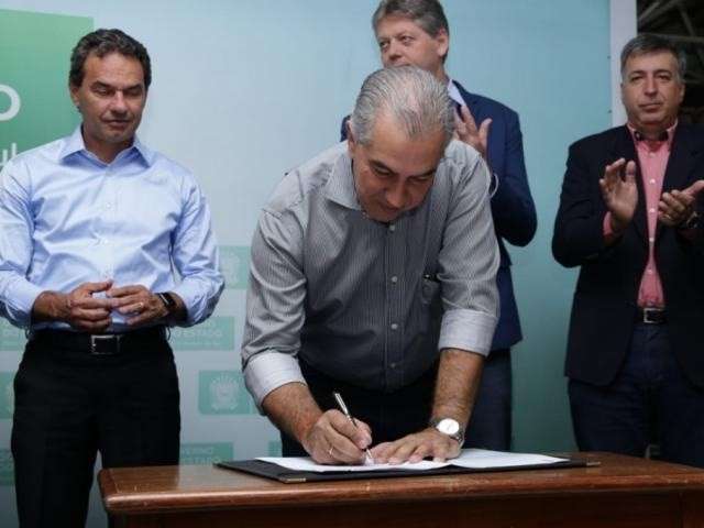 Governo reduz em 12% ICMS para incentivar compra de carros el&eacute;tricos