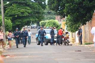 Policiais também fizeram abordagens na Vila Nhá Nhá. Foto: Marcos Ermínio