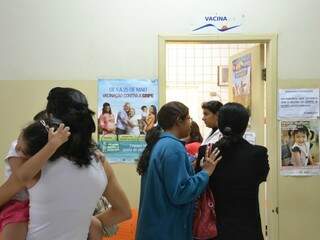 Fila para a vacinação em posto de saúde de Campo Grande (Foto: Minamar Junior/Arquivo)