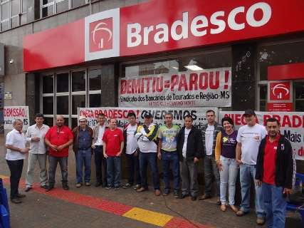 Contra demissões, bancários retardam abertura de agência do Bradesco