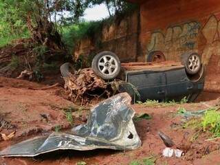 Carro caiu no Rio Anahnduí e o condutor morreu no local (Foto: Henrique Kawaminami)