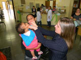 Criança é imunizada contra a poliomielite em Dourados. (Foto: Divulgação)