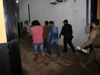 Presos na operação chegando ao Centro de Triagem Anízio Lima, no Complexo Penal de Campo Grande, onde Jamil Name está preso (Foto: Paulo Francis/Arquivo)