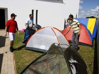 Acadêmicos da Unigran chegaram cedo para montar acampamento no ateliê. (Foto: Cleber Gellio)