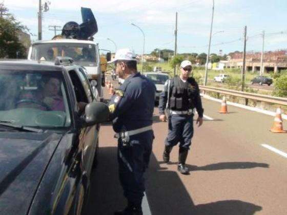  Pol&iacute;cia de Tr&acirc;nsito multa 25 em blitz no bairro Cabre&uacute;va