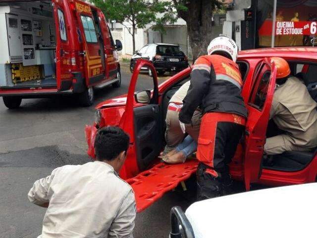 Acidente entre três veículos deixa uma pessoa ferida no centro da Capital