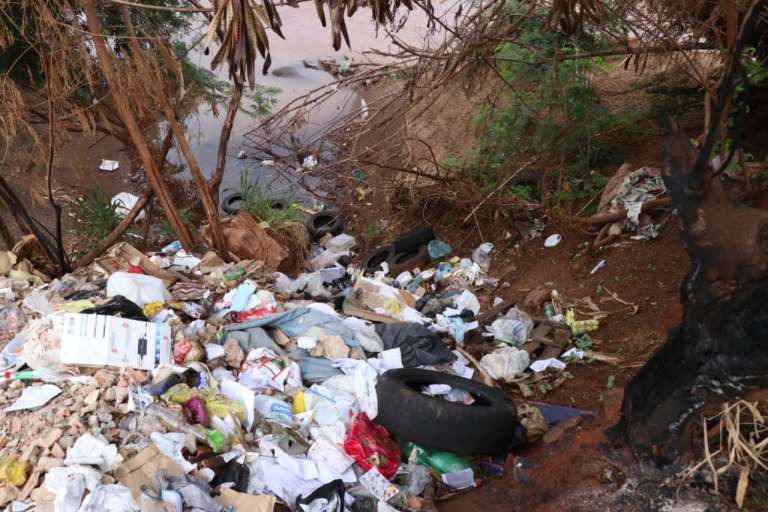 Lixo na margem do rio Anhanduí. (Foto: Henrique Kawaminami)