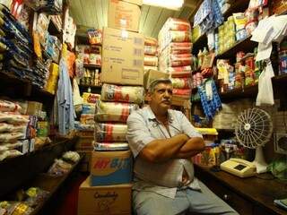 Manoel no seu mercadinho, que cuida há mais de 30 anos. (Foto: André Bittar)