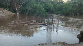 Obras da ponte de concreto ficaram submersas devido a cheia do rio Varadouro. (Foto: Direto das Ruas)