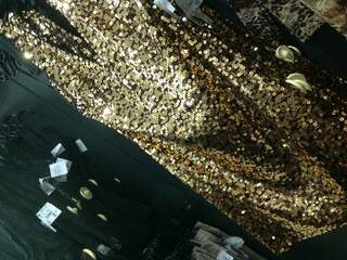 Vestido dourado da Renner, o mais caro da loja: R$ 199,00.