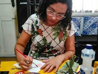 Aluna participando do curso de aquarela ministrada por Nally (Foto:Arquivo pessoal)