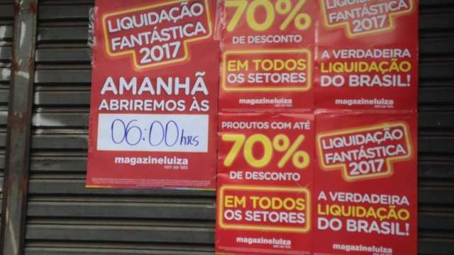 Lojas e ruas vazias no Centro, apesar de desconto de at&eacute; 70% em produtos