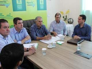 Reunião do governador Reinaldo Azambuja (ao centro) com secretários e prefeito (Foto: Chico Ribeiro/Segov)