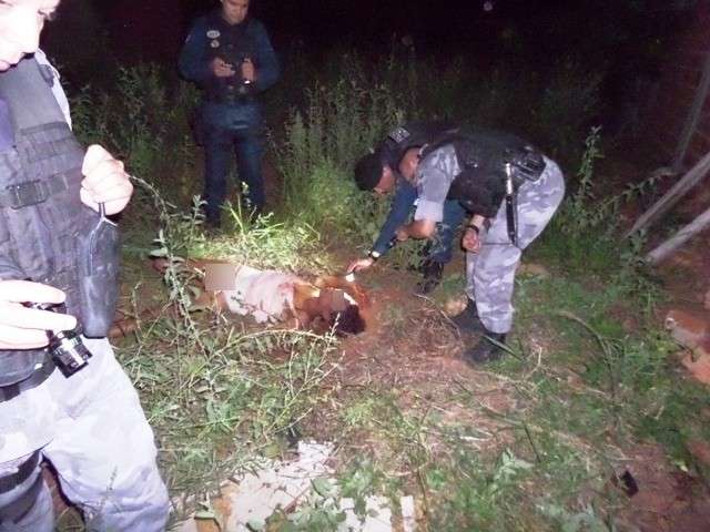 Mulher leva tijoladas e &eacute; encontrada agonizando em terreno abandonado