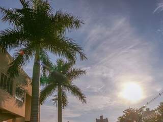 Sol já brilha forte nas primeiras horas do dia em Campo Grande (Foto: Henrique Kawaminami) 