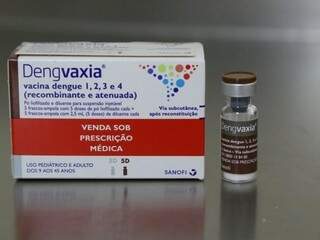 Cada ampola da vacina contra a dengue tem cinco doses (Foto: Fernando Antunes)