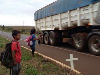 Crianças indígenas, agora às margens da rodovia. 
