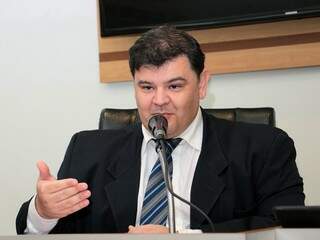 Vereador presidente da CPI do Táxi, Vinicius Siqueira fala durante sessão nesta manhã. (Foto: Izaías Medeiros)