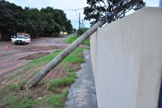 Carreta enrosca em fia&ccedil;&atilde;o, danifica tr&ecirc;s postes e derruba outro 