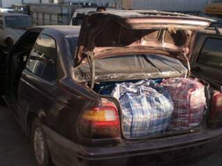 Jovem foi flagrado  com 360 kg de roupas contrabandeadas. (Foto: Divulgação)