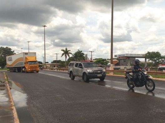 Carga de dinheiro chega de avi&atilde;o, lota carreta e mobiliza tropa de elite da PM