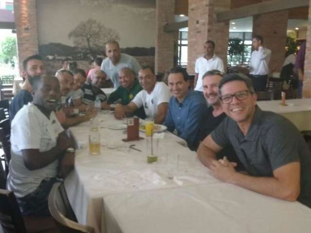 Cafu chega &agrave; Capital e almo&ccedil;a com prefeito antes de treino no Aut&oacute;dromo