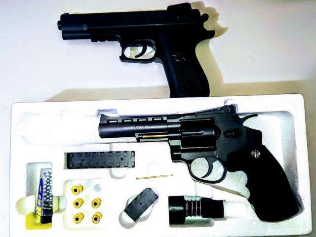 Comerciante se passa por policial e amea&ccedil;a travesti com armas de brinquedo