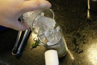 Em seguida acrescente gelo até cobrir o copo (Foto: Gerson Walber)