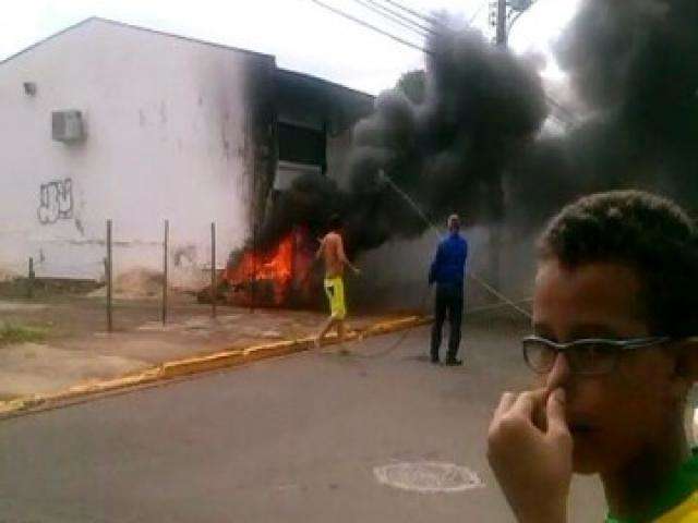 Inc&ecirc;ndio destr&oacute;i guarita de estacionamento ao lado da Uniderp