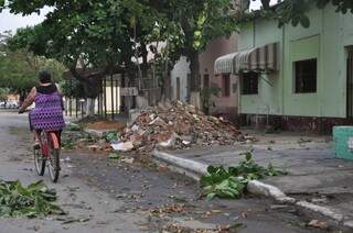 Ventania derrubou telhados, faxadas e árvores em Porto Murtinho (Foto: Marcelo Calazans)