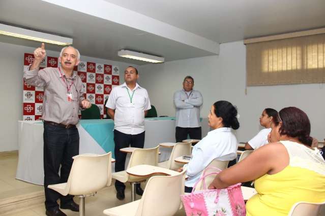 Funcion&aacute;rios da Santa Casa temem cortes e pressionam por contrato s&oacute;lido