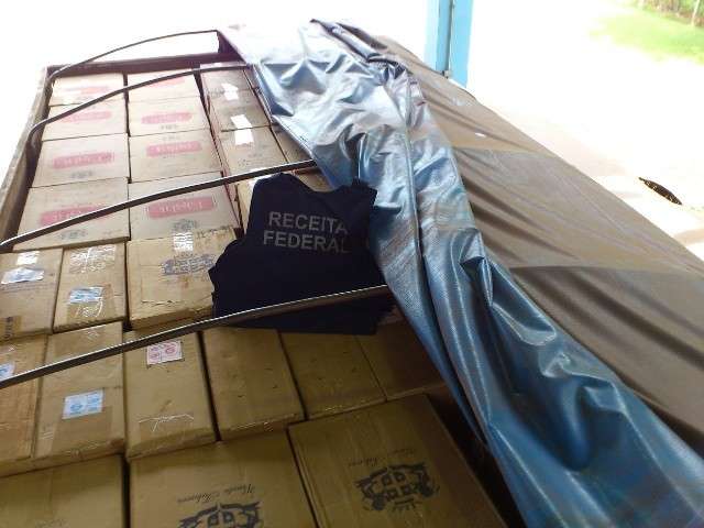 Carreta com 350 mil ma&ccedil;os de cigarros &eacute; apreendida pela Receita Federal