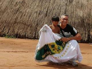 Carnavalesco Cahê e menino indígena do Xingu. 