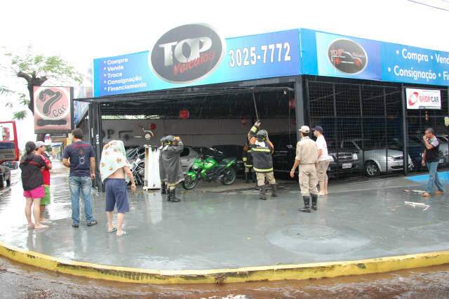  Goteira em TV provoca inc&ecirc;ndio, que queima geladeira em loja de ve&iacute;culos