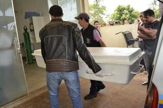 Caixão chega a hospital em Sidrolândia. (Foto: Simão Nogueira)