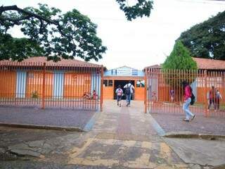 Na Vila Nhanhá, escola municipal funciona normalmente nesta sexta. (Foto: André Bittar)