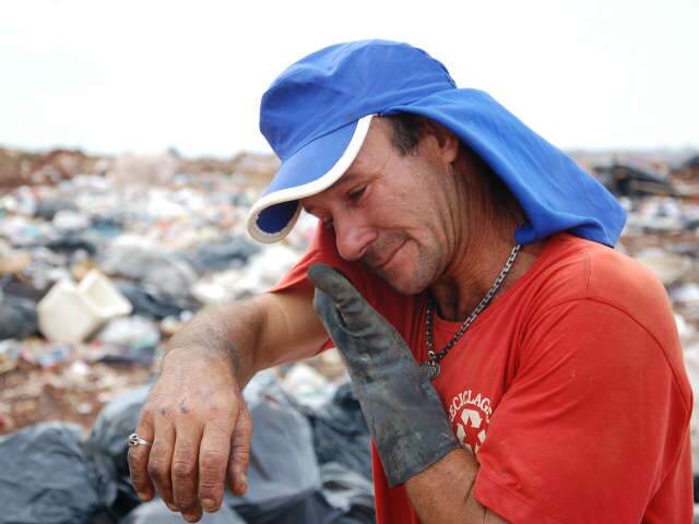  Do lix&atilde;o, catador imagina como seria a vista da cidade ao olhar pela janela