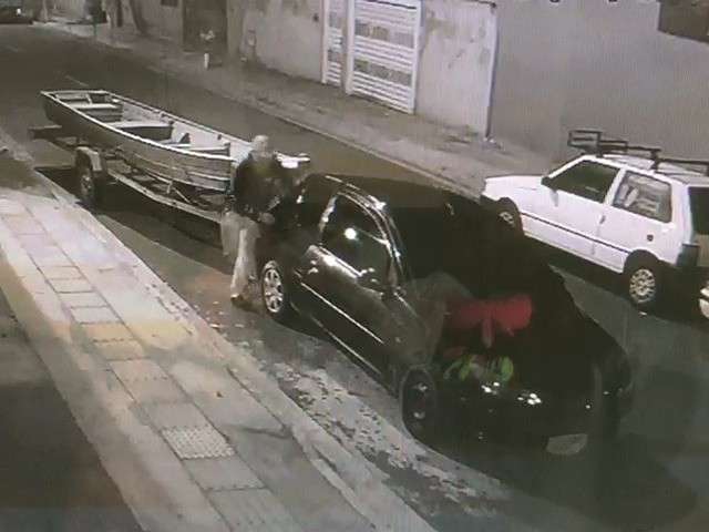 C&acirc;meras flagram ladr&otilde;es furtando barco de R$ 7 mil na madrugada
