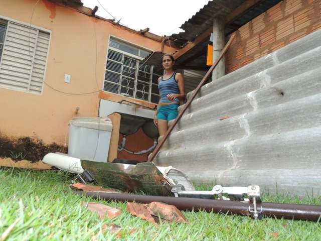 Temporal derruba torre de internet em cima de casa em Tr&ecirc;s Lagoas