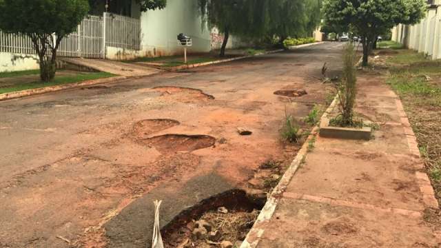Rua vira desvio e acaba tomada por buracos na Vila Rosa Pires